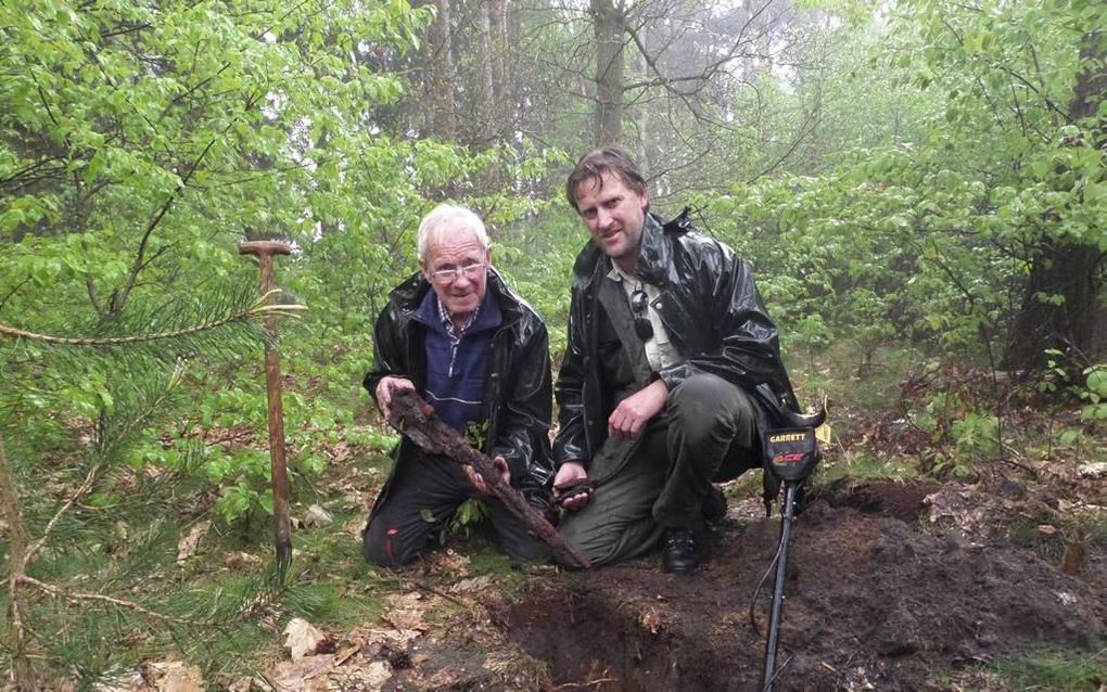 Op aanwijzingen van zijn oudere broer Albert, gingen Veldhorst en een boswachter van Staatsbosbeheer op zoek naar de karabijn die Albert 74 jaar geleden had begraven om te voorkomen dat de Duitsers het wapen in handen zouden krijgen. beeld Staatsbosbeheer