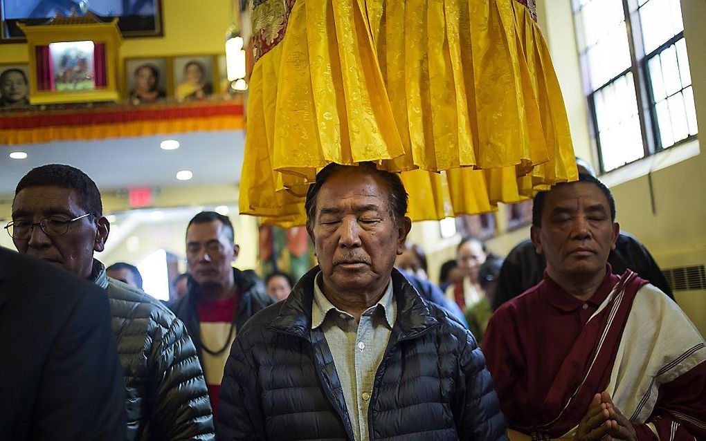 De Sherpa's in Nepal ontvingen onlangs het Nieuwe Testament in hun moedertaal. beeld AFP