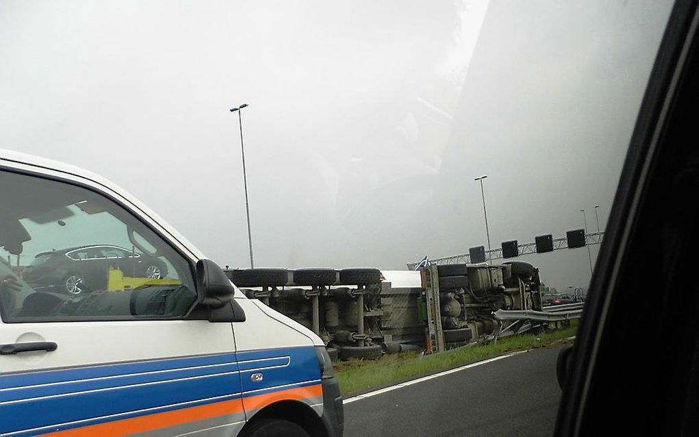 De gekantelde truck op de A2. Foto Julie-Anne Voorwinden