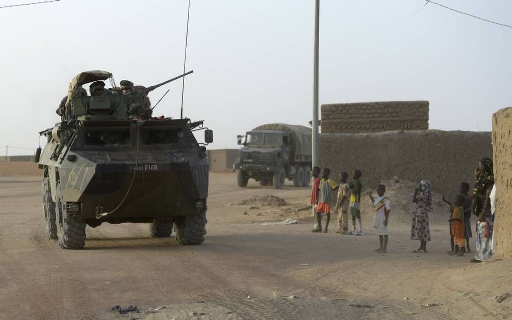 Malinese kinderen zwaaien naar Franse troepen in het noordelijke dorp Bourem, november 2013. beeld AFP