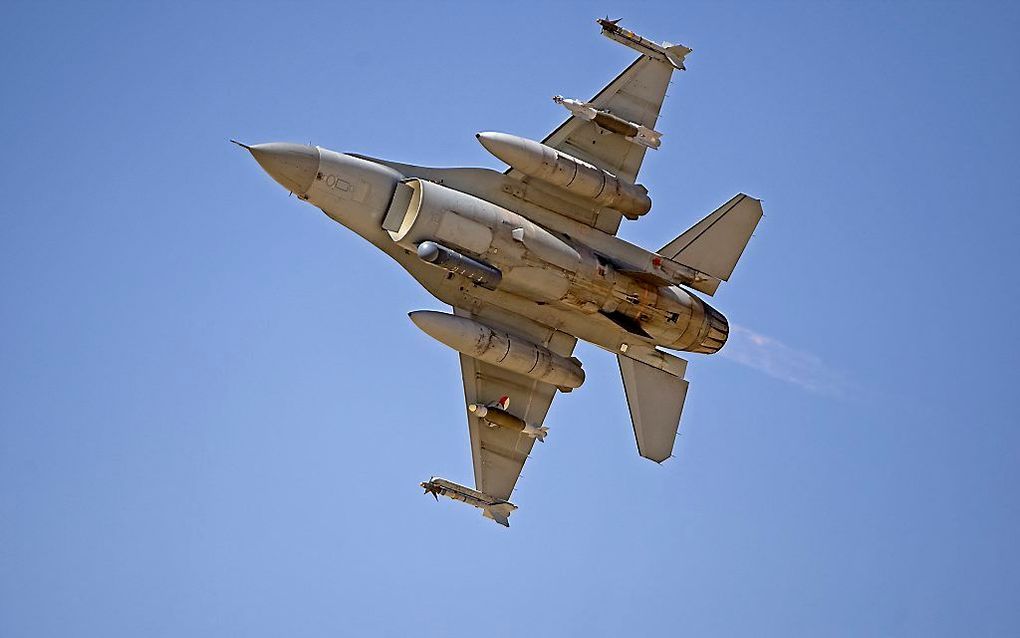 Een Nederlandse F16 stijgt op van Kandahar Airport, Afghanistan. Foto ANP