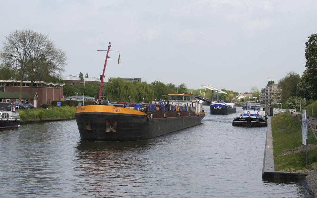 Binnenvaartschippers mogen sinds 1 april maximaal zeven keer 24 uur een ligplaats kiezen langs het Merwedekanaal. Overtreding van dat verbod kost de schippers inmiddels handenvol geld. beeld André Bijl