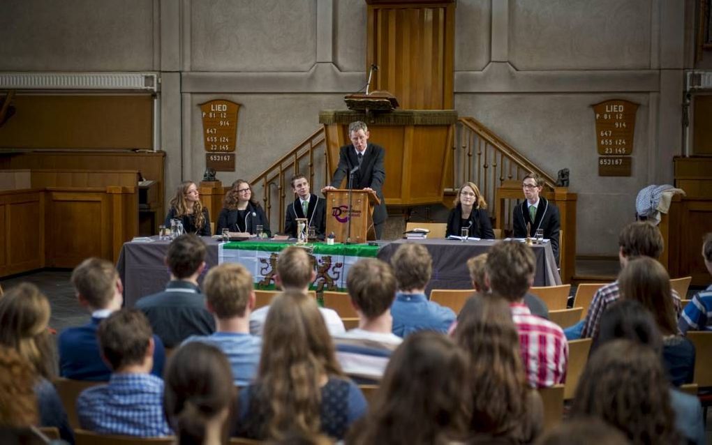 De afdeling Rotterdam van de reformatorische studentenvereniging Depositum Custodi organiseert dit jaar vijf lezingen over ”Strijd”. Gisteravond sprak ds. P. den Ouden uit Katwijk aan Zee. Beeld Cees van der Wal