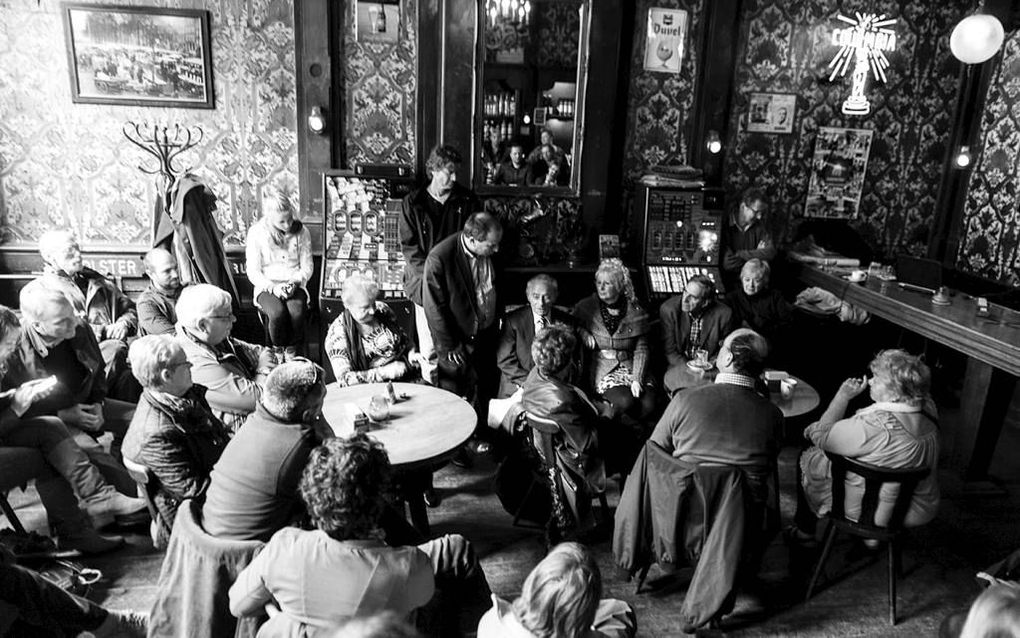 AMSTERDAM. In een huiskamer van een Amsterdamse woning delen zowel vertellers als bezoekers hun oorlogservaringen tijdens de Open Joodse Huizen vorig jaar. Dit weekend gaan in diverse steden weer huizen open waar ooit Joodse Holocaustslachtoffers woonden.