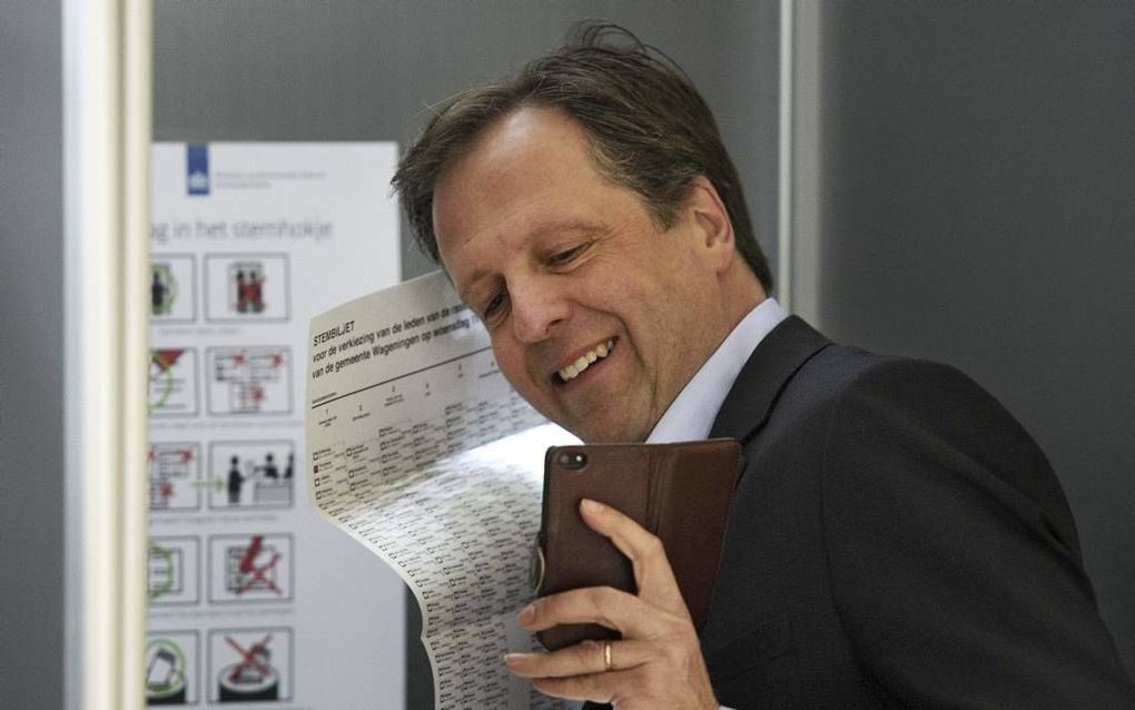 Pechtold maakt een stemfie. beeld ANP