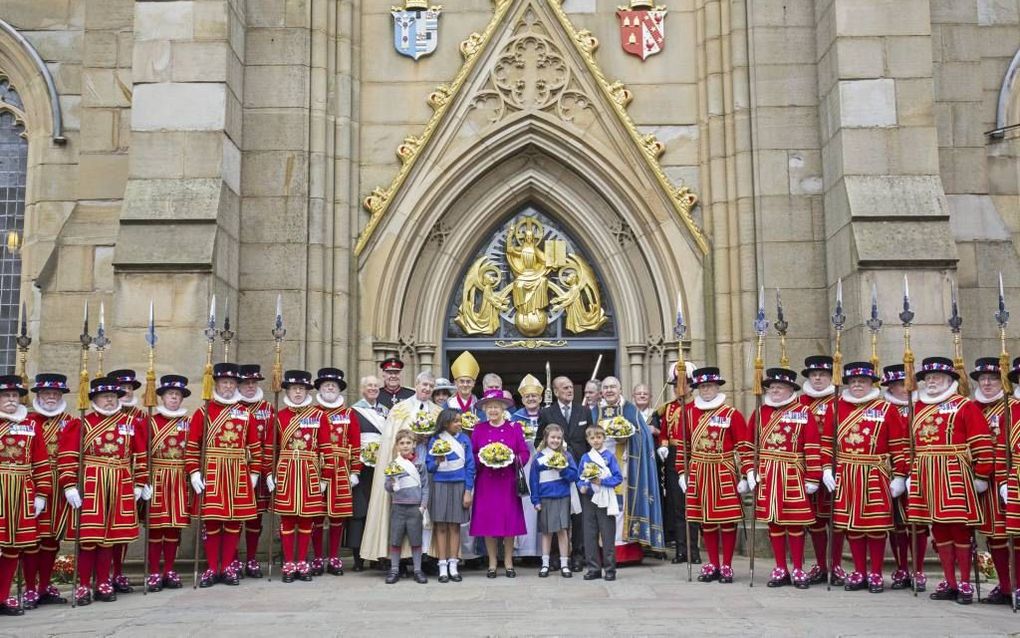 De Britse koningin Elizabeth II en haar man, prins Philip, bij de Blackburnkathedraal in Lancashire na afloop van de Royal Maundy, waar de vorstin traditiegetrouw aalmoezen aan oudere kerkgangers gaf. beeld EPA