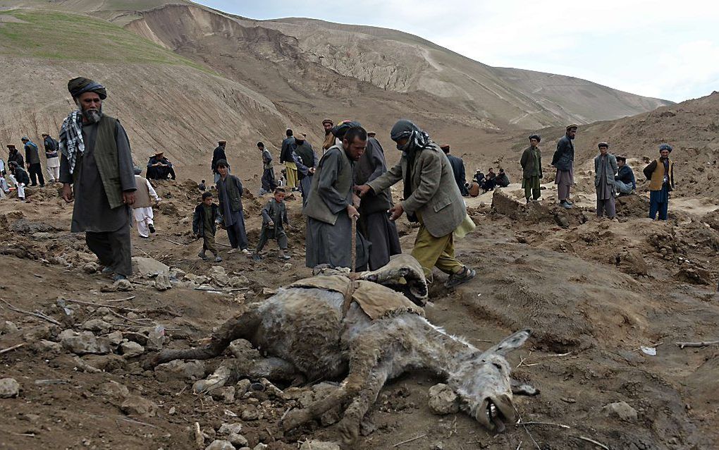 Afghanen zoeken naar overlevenden van de aardverschuiving. Foto AFP