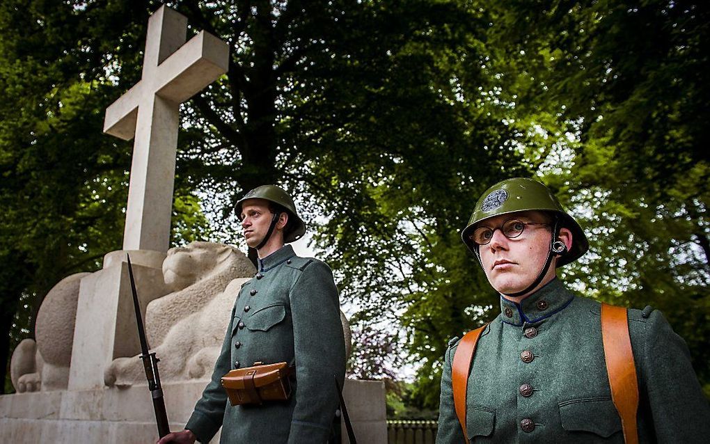 Militairen tijdens de jaarlijkse Nationale Dodenherdenking bij de begraafplaats De Grebbeberg. beeld ANP