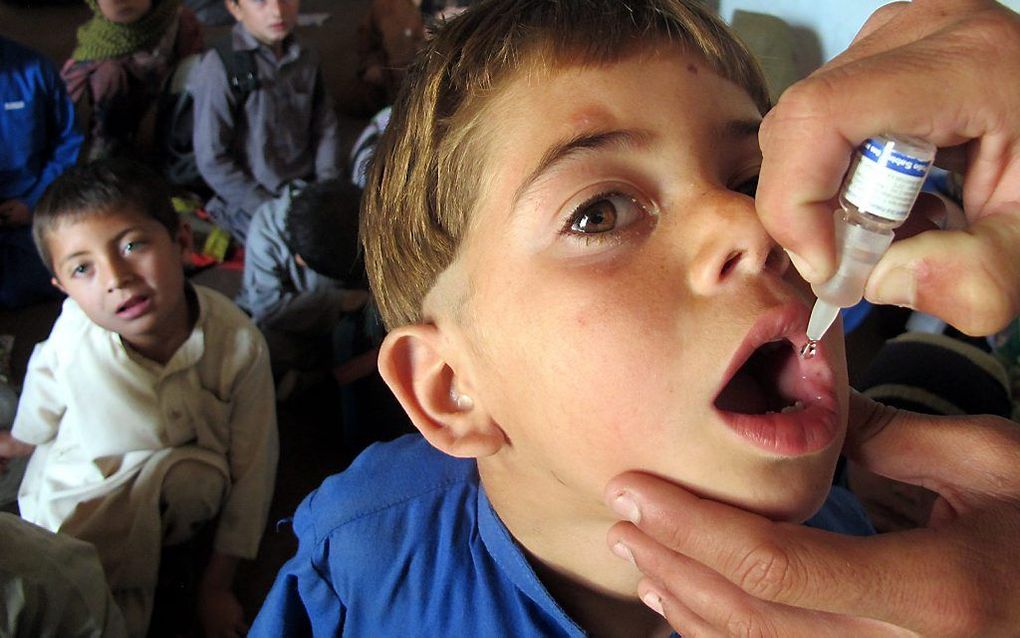 Een Pakistaans kind wordt gevaccineerd tegen polio. Foto EPA