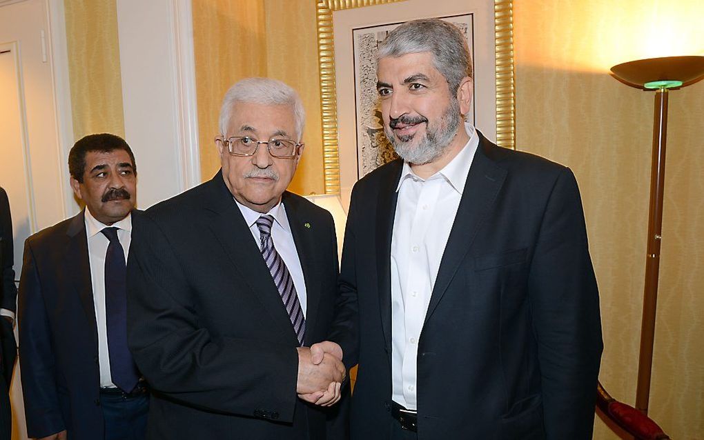 Abbas schudt de hand van Hamasleider Mashaal. Foto AFP