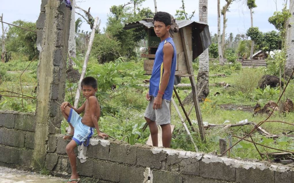 DULAG. De broertjes Adonias gieten en sjouwen elke dag betonblokken. Sinds de orkaan Haiyan hun huis verwoestte kunnen ze niet meer naar school omdat zij voor inkomen moeten zorgen. Hun moeder kwam bij het natuurgeweld om het leven en hun vader tobt met z