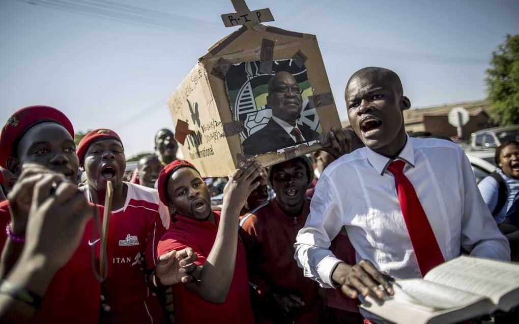 PRETORIA. Leden van de Economische Vrijheidspartij van Julius Malema dragen symbolisch de Zuid-Afrikaanse president Jacob Zuma ten grave. Zuma is zeer inpopulair, maar zijn partij het ANC staat toch op winst bij de verkiezingen van woensdag. beeld AFP