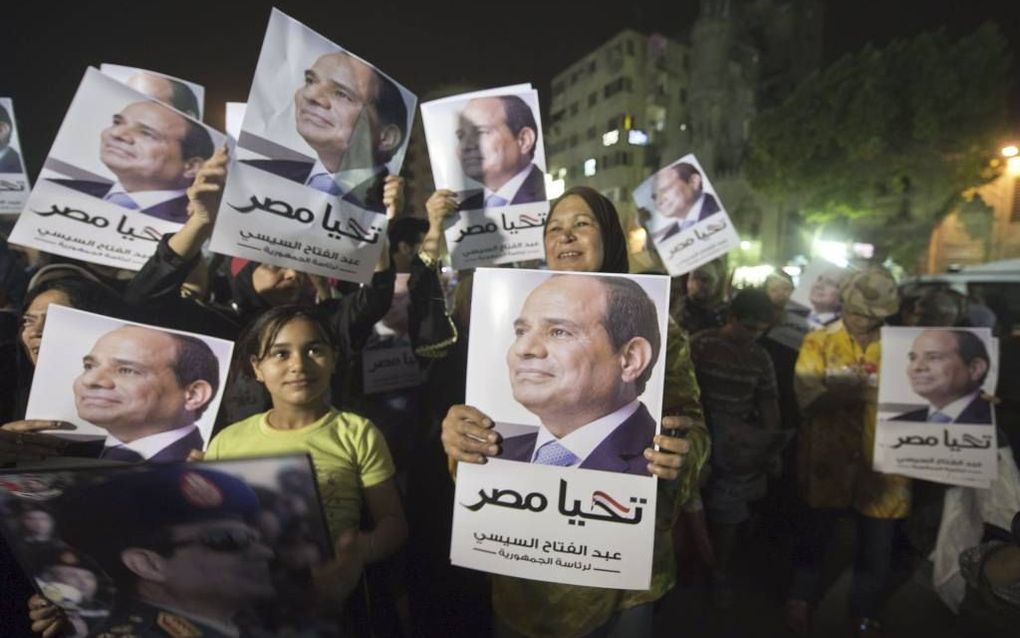 CAIRO. Aanhangers van de Egyptische presidentskandidaat en oud-legerleider Abdel Fattah al-Sissi voerden maandag campagne in het centrum van Caïro. In Egypte is dit weekend de campagne voor de presidentsverkiezingen van 26 en 27 mei begonnen. beeld AFP