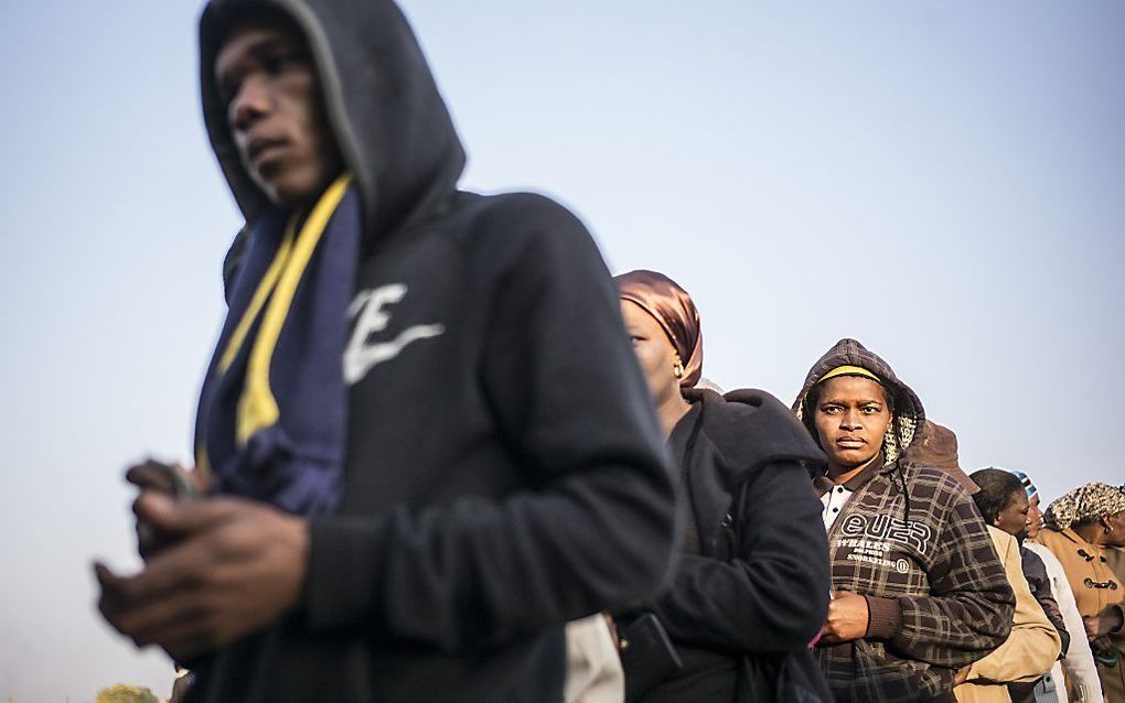 Mensen staan in de rij om te stemmen, in het township Bekkersdal. Foto AFP