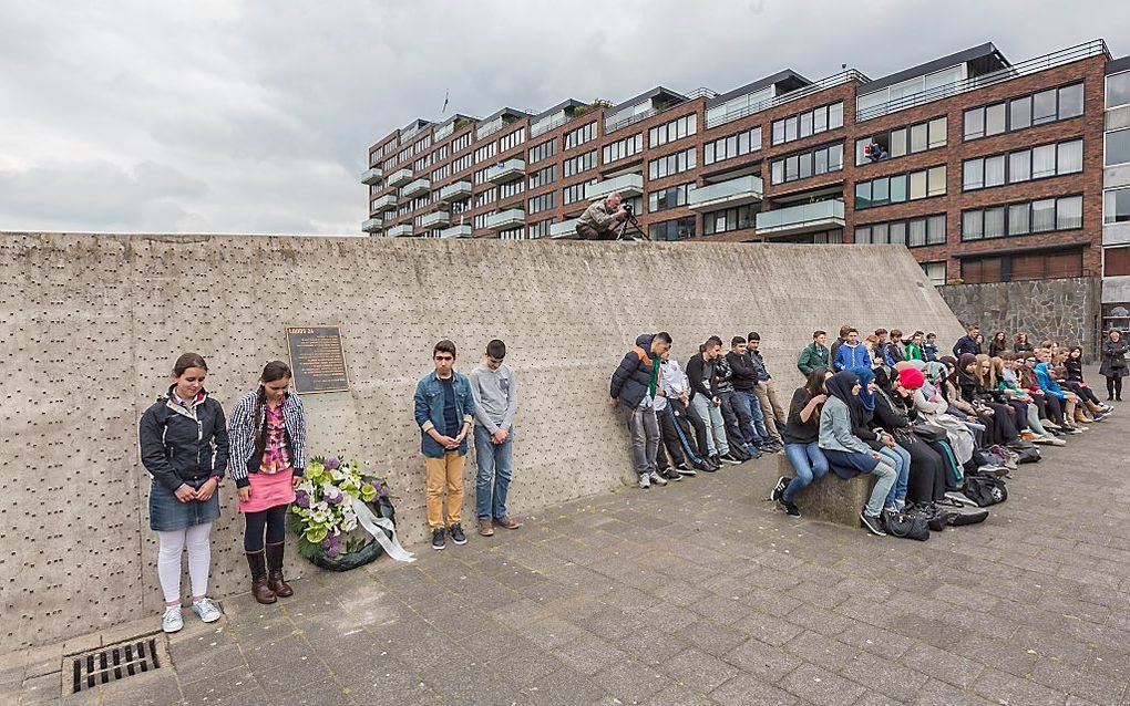 ROTTERDAM. Leerlingen van de islamitische school De Opperd en locatie Guido de Brès van het reformatorische Wartburg College herdachten dinsdagmiddag samen de wegvoering van Joden uit hun stad. beeld Guido Benschop