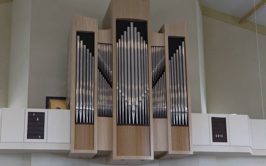 Boven de preekstoel staat het orgel, stoer en strak. Beeld RD, Anton Dommerholt