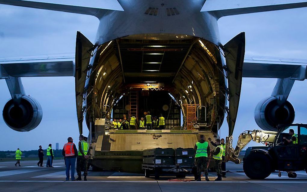 Antonov 124 wordt ingeladen op de vliegbasis in Gilze-Rijen. Het transporttoestel zal twee Apache gevechtshelikopters naar Mali vervoeren. Foto ANP