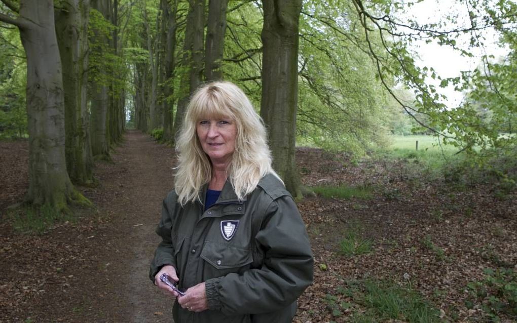 VELP. Buitengewoon opsporingsambtenaar Witsiers in het bos waar ze in december werd mishandeld door een stel. „Ik denk dat vooral de man het niet leuk vond dat hij van een vrouw een bekeuring kreeg.” beeld RD, Anton Dommerholt