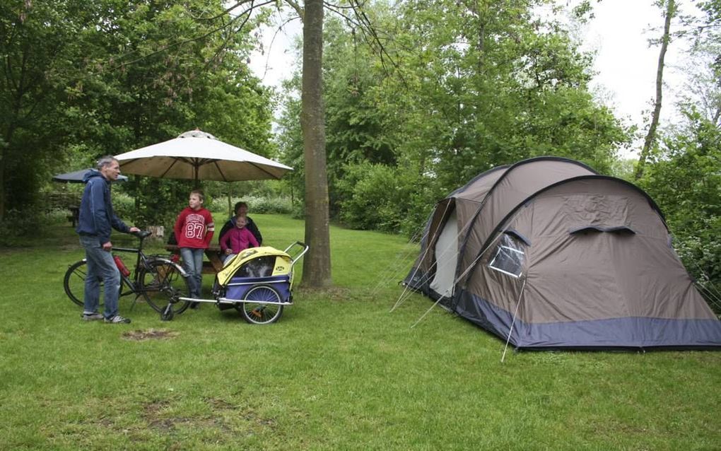 Kamperen op de natuurcamping is vooral populair onder jonge gezinnen. Ze willen bewust afstand nemen van het dagelijkse gejakker en dat ook aan hun kinderen meegeven. Foto: De familie Hovestad arriveert op de natuurcamping in Leerdam. beeld André Bijl