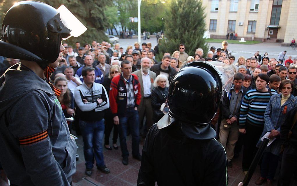 Pro-Russische activisten (met helm) in het oosten van Oekraïne. Foto AFP