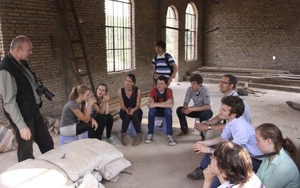 Een groep Nederlandse scholieren, studenten en docenten bezocht vorige week de kerk in een Miadorp. Beeld Riekelt Pasterkamp