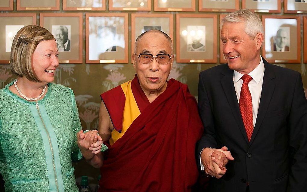 OSLO. Precies 25 jaar geleden ontving de dalai lama de Nobelprijs voor de vrede. Om dat te vieren bezocht de Tibetaanse geestelijke leider gisteren Oslo en ontmoette daar de leden van het  Nobelprijs-comité. beeld EPA