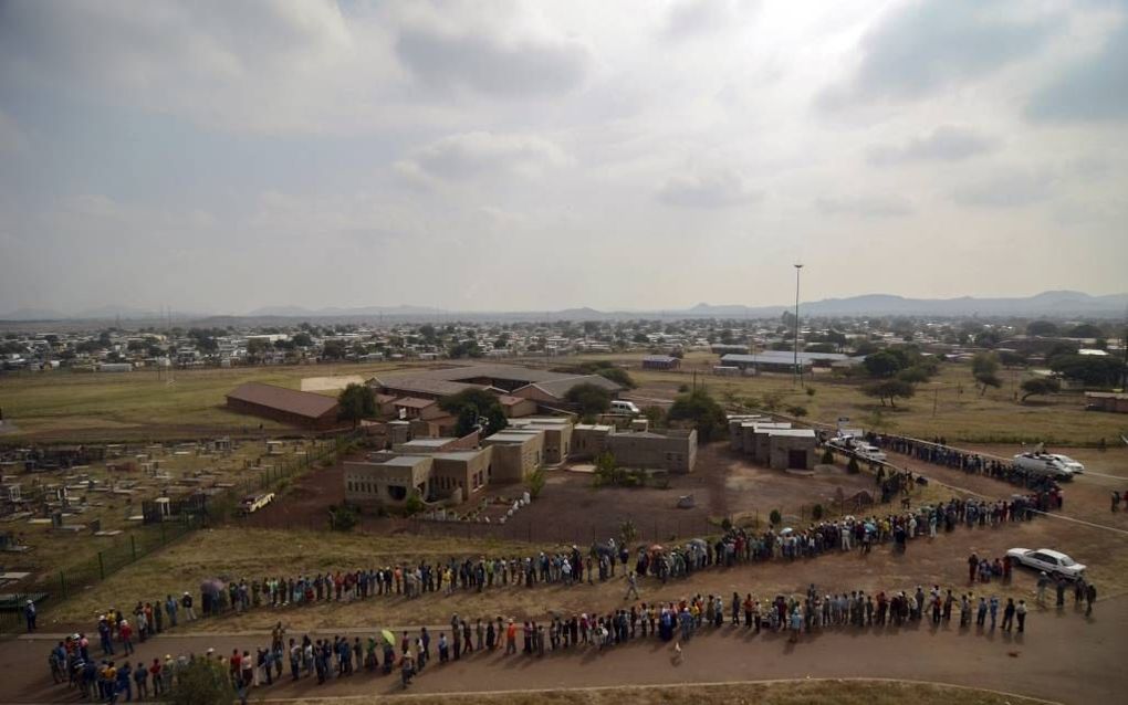 In het Zuid-Afrikaanse stadje Rustenburg stonden kiezers woensdag in een mooi slingerende rij, te wachten op hun beurt. beeld AFP