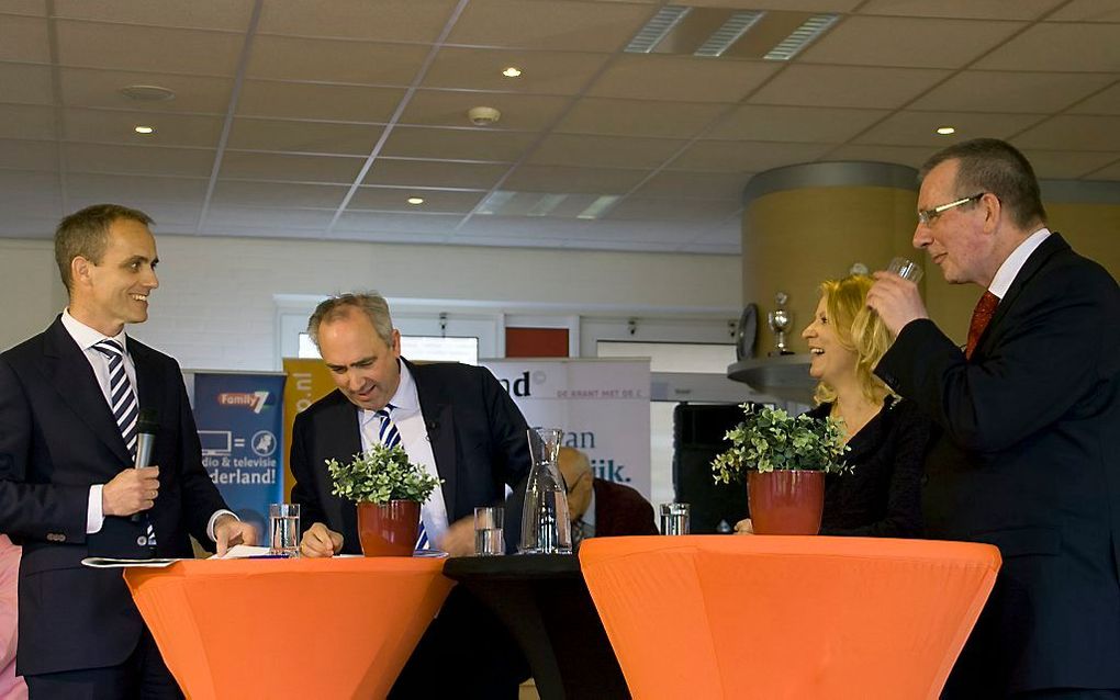 V.l.n.r. debatleider André Zwartbol, CU/SGP-lijsttrekker Peter van Dalen, CDA-lijsttrekker Esther de Lange en SP’er Dennis de Jong. beeld ND