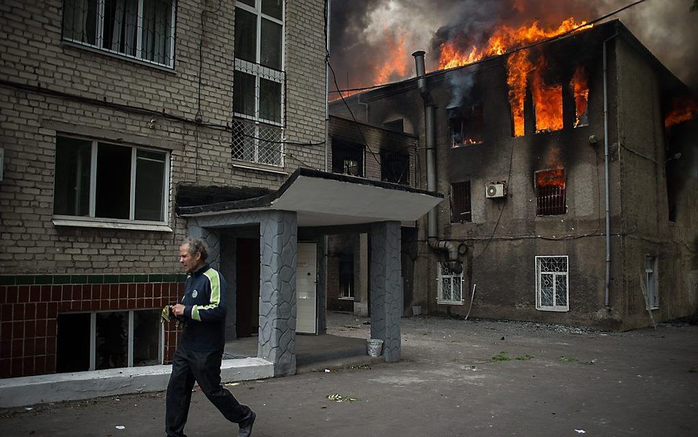 Brandend politiebureau in Marioepol. beeld EPA