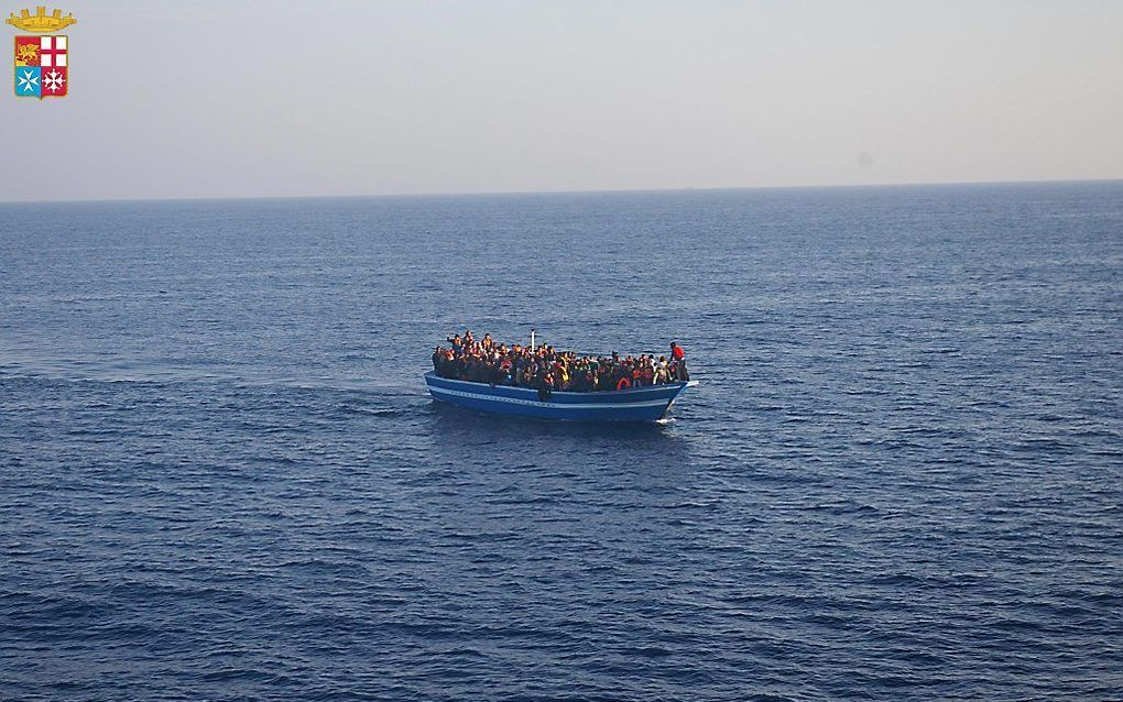 Een boot met vluchtelingen bij Lampedusa, vorige maand. Foto EPA