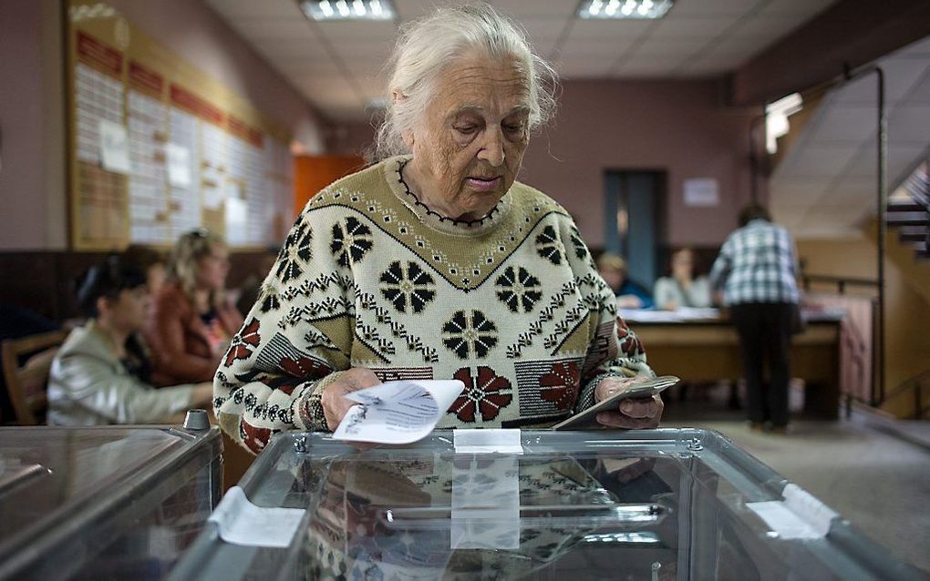 Een vrouw stemt tijdens het referendum in Donetsk. Foto EPA