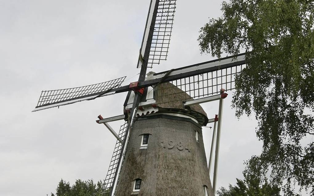 Een cultuurhistorische fietsroute op de Noordoost-Veluwe voert onder meer langs molen de Vlijt in Wapenveld, waar ds. Anthony Brummelkamp rond 1834 diensten belegde. beeld RD, Anton Dommerholt