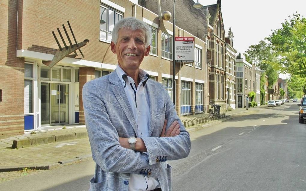 DORDRECHT. Voorzitter Trapman van inloophuis Helianthus, wil kankerpatiënten ontspanning bieden. beeld Albert Schweitzer ziekenhuis