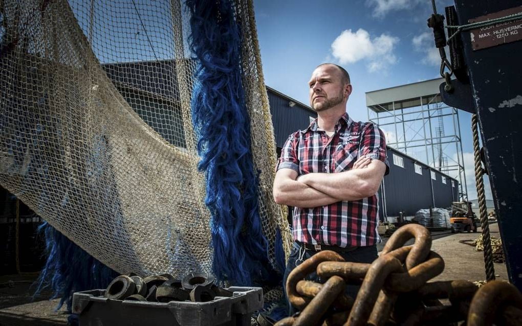 OUDDORP. Noordzeevisser Pieter Sperling probeert ambtenaren en politici ervan te overtuigen dat de aanlandplicht in de praktijk niet uitvoerbaar is. beeld Wim van Vossen Fotografie