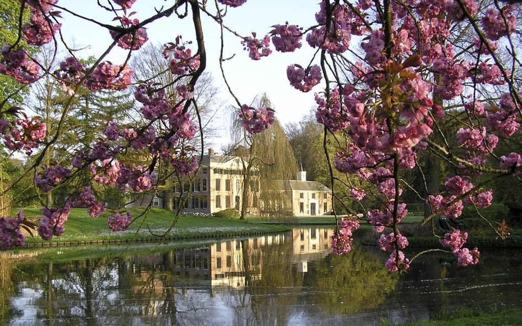 Kasteel Rosendael, bij Arnhem, viert morgen het 700-jarig bestaan. Het kasteel en de tuinen staan vooral bekend om de dikke donjon en om de Bedriegertjes, de verborgen fonteintjes waaruit op onverwachte momenten water spuit. beeld Geldersch Landschap en K