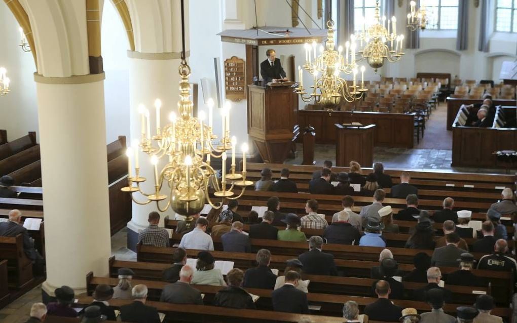 OPHEUSDEN. In de dorpskerk van Opheusden werd donderdagavond een bidstond voor Israël gehouden. Spreker waren ds. J. C. den Ouden en oud-onderwijzer A. B. Goedhart.  beeld VidiPhoto