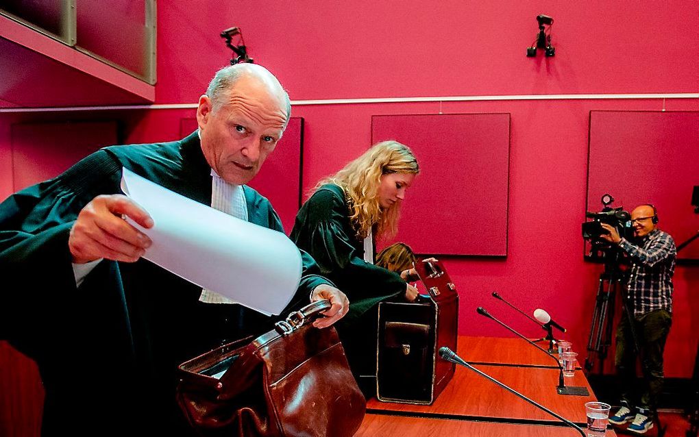 Advocaat Bas le Poole (L) van RTL 5 voorafgaand aan het kortgeding van het Einstein Lyceum in de Rotterdamse deelgemeente Hoogvliet en ouders van pesters die een uitzending van het pestprogramma Project P op RTL5 willen voorkomen. Foto ANP