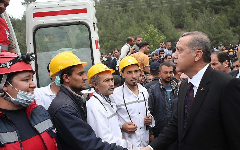 Erdogan (r.) op bezoek in Soma. beeld EPA