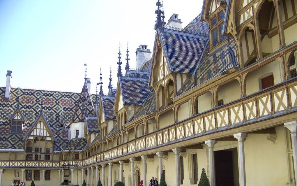 Uitstraling en levenswandel zijn de beste getuigenissen in de omgeving. Foto: het kloosterziekenhuis van het Franse Beaune, waar al vanaf de 15e eeuw zieken liefdevol verpleegd werden.