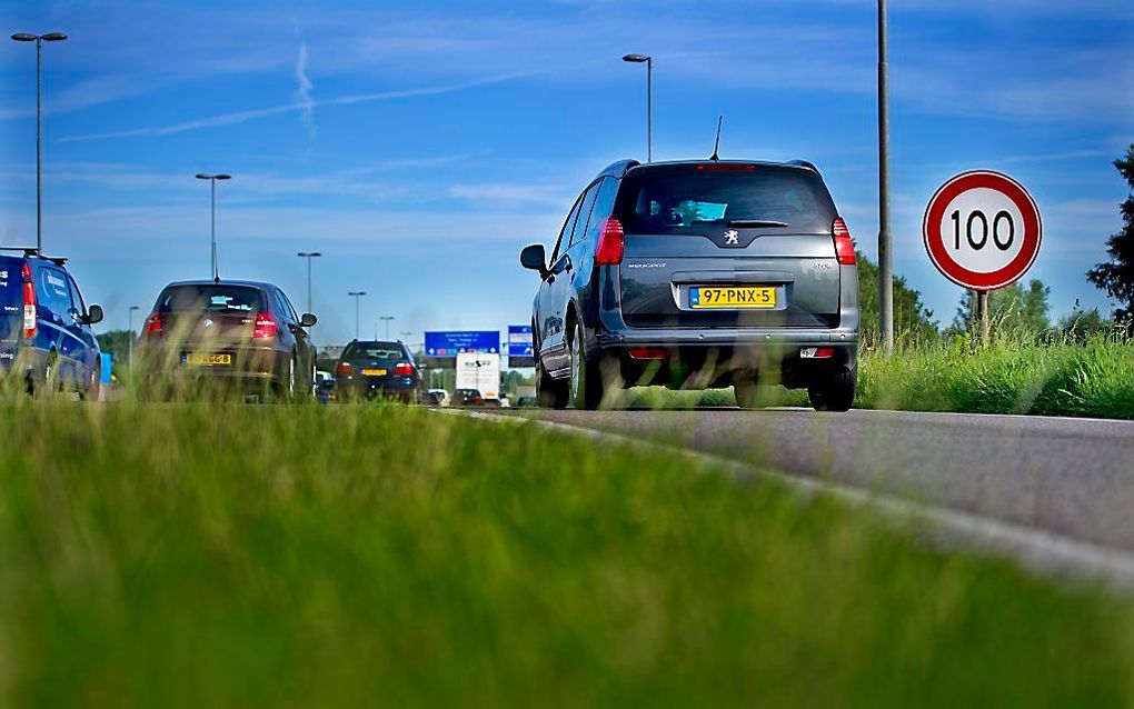 Automobilisten zullen niet meer verplicht zijn om bij het rijden altijd het stuur vast te houden. beeld ANP