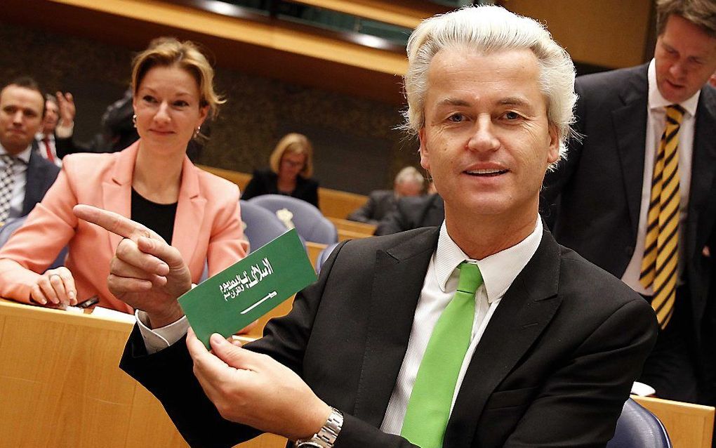 Wilders toont de anti-islamsticker die lijkt op de Saudische vlag. beeld ANP