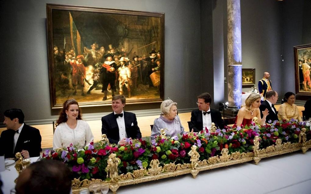 De diners van de Oranjes zijn niet overdadig te noemen, constateren de auteurs van het boek ”Vorstelijk tafelen in Nederland". Foto: het afscheidsdiner van koningin Beatrix de avond voor haar abdicatie.   beeld uit "Vorstelijk tafelen"