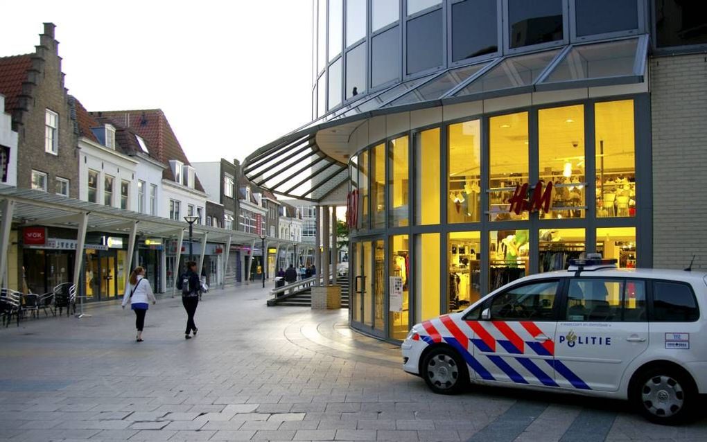 De politie patrouilleert in de Walstraat in het centrum van Vlissingen. In 2013 werd in de stad 217 keer ingebroken. beeld Van Scheyen Fotografie