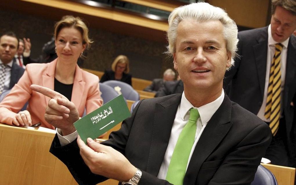 Wilders met zijn anti-islamsticker. beeld ANP