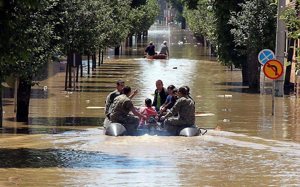 Militairen evacueren burgers in Bosanski Samac. beeld EPA