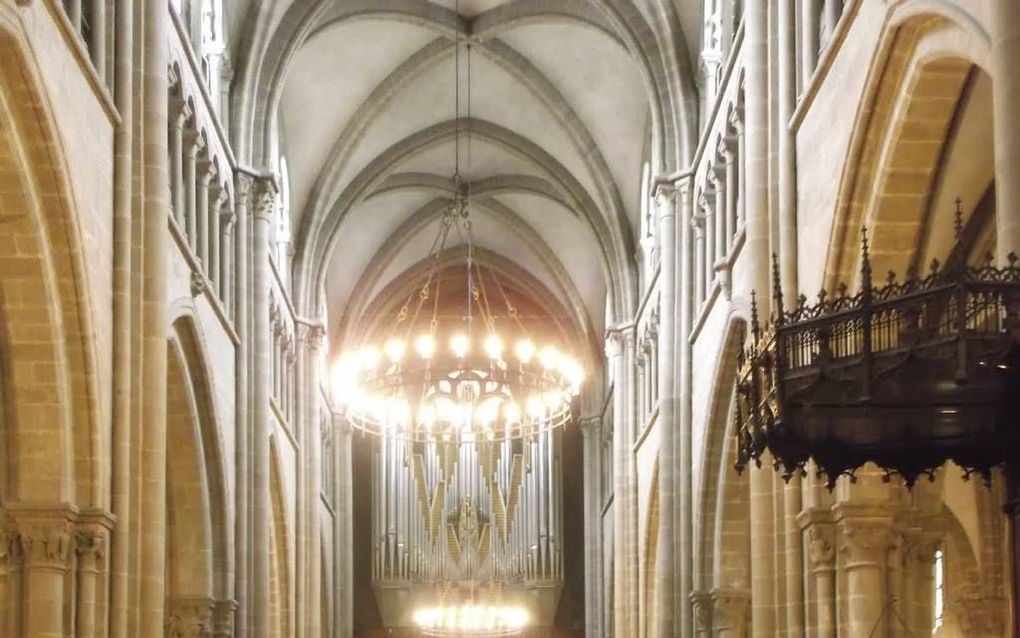 Interieur van de Sint-Pieterskathedraal in Genève. Na de reformatie door Farel en Calvijn werd het orgel dat in de kerk aanwezig was, niet meer gebruikt. Pas in de 18e eeuw werd in deze kerk het orgel ingeschakeld bij de gemeentezang. Sinds 1965 hangt er 