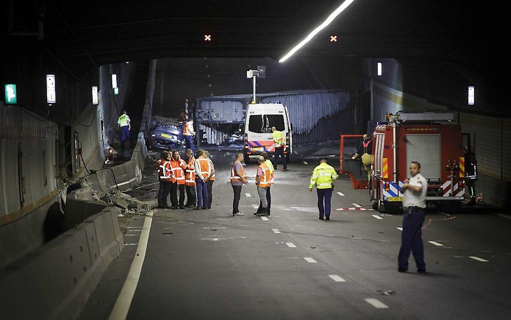 - Hulpverleners in de Heinenoordtunnel na een ongeval, waarbij brand uitbrak in de cabine van een vrachtauto. De vrachtwagenchauffeur kwam hierbij om het leven. Foto ANP