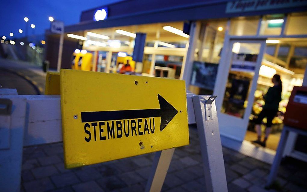 Het stembureau op station Castricum heeft als eerste in het land zijn deuren geopend. Vroege treinreizigers kunnen hun stem uitbrengen voor de Europese verkiezingen. Foto ANP