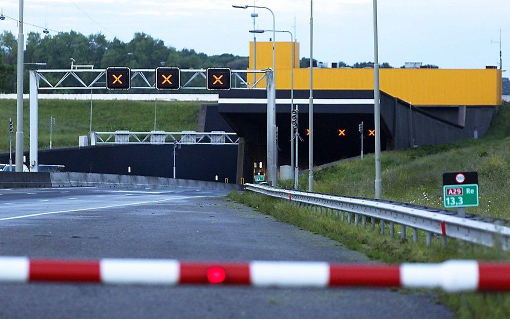 De Heinenoordtunnel richting Zierikzee is donderdag in de vroege ochtend nog afgesloten. Foto ANP