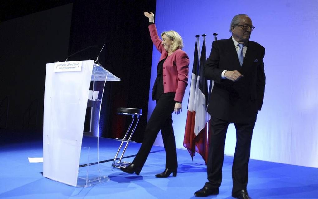 Vader (r.) en dochter (l.) Le Pen, bij een partijbijeenkomst in Marseille. Het Front National hoopt zondag een monsterzege voor het Europees Parlement te boeken. beeld AFP